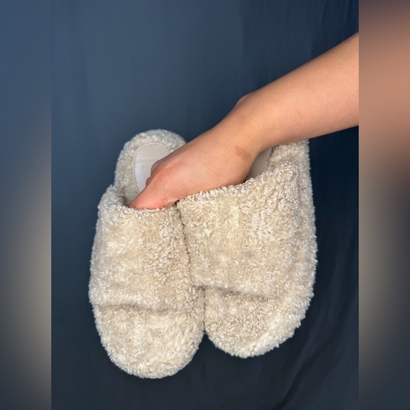 Abercrombie & Fitch Sherpa Slippers - Picture 4 of 11